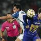Jordan Carrillo (d), de Pumas UNAM, disputa un balón con Elías Montiel, de Pachuca, durante un partido por las semifinales de la Liga MX entre Pumas UNAM y Pachuca en el estadio Olímpico Universitario en Ciudad de México (México). EFE/Isaac Esquivel