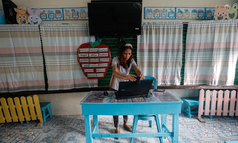 Imagen de archivo de una maestra en un salón de clases. EFE/EPA/ROLEX DELA PENA