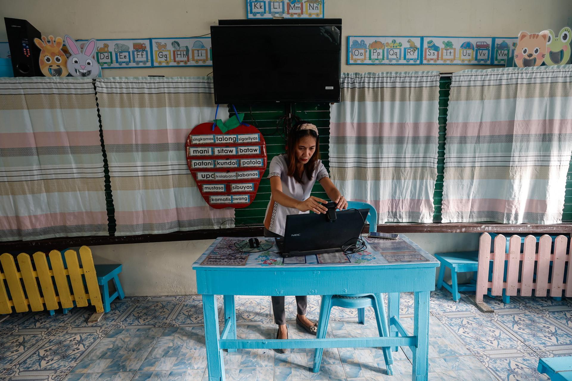 Imagen de archivo de una maestra en un salón de clases. EFE/EPA/ROLEX DELA PENA