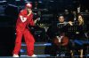 El reguetonero puertorriqueño Yandel canta junto a la Orquesta Sinfónica de Puerto Rico este martes, en San Juan (Puerto Rico). EFE/ Thais Llorca
