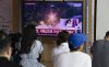 Seúl (Corea del Sur), 26/05/2026.- Varias personas ven las noticias en una pantalla de televisión en una estación de Seúl, Corea del Sur, el 26 de mayo de 2026.
EFE/EPA/JEON HEON-KYUN