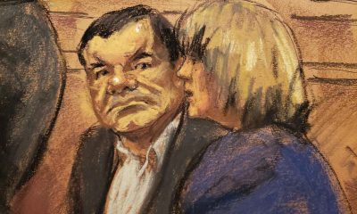 Reproducción fotográfica de un dibujo realizado por la artista Jane Rosenberg donde aparece el narcotraficante mexicano Joaquín "El Chapo" (i) Guzmán mientras escucha a la intérprete durante una audiencia en el tribunal del Distrito Sur en Brooklyn, Nueva York (EE.UU.). EFE/Jane Rosenberg