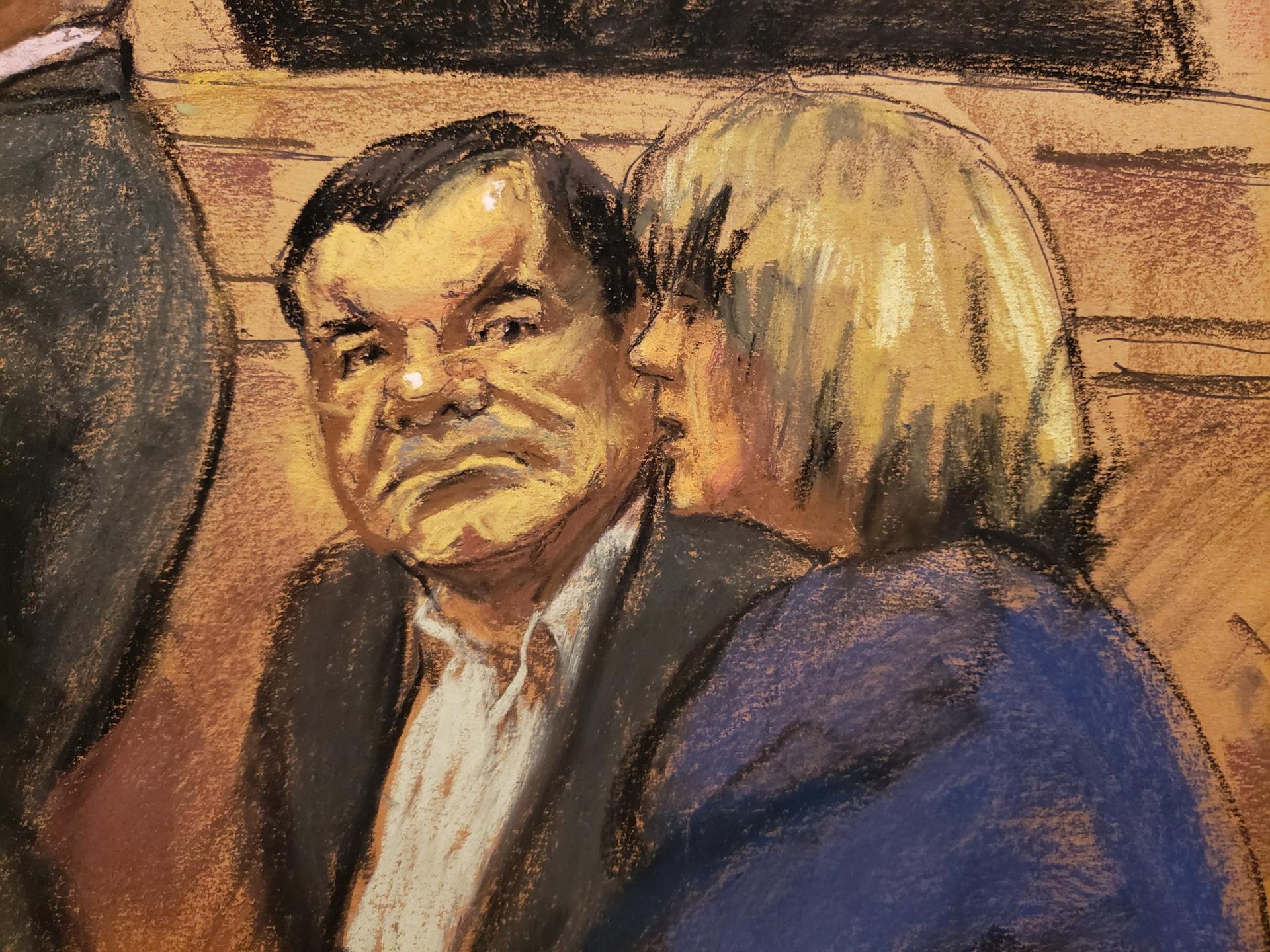 Reproducción fotográfica de un dibujo realizado por la artista Jane Rosenberg donde aparece el narcotraficante mexicano Joaquín "El Chapo" (i) Guzmán mientras escucha a la intérprete durante una audiencia en el tribunal del Distrito Sur en Brooklyn, Nueva York (EE.UU.). EFE/Jane Rosenberg