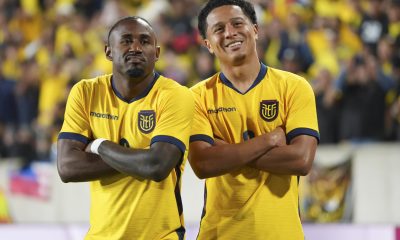 John Yeboah (i) y Anthony Valencia celebran este sábado la victoria por 2-1 de la selección de Ecuador en partido amistoso con la de Arabia Saudí jugado en el estadio Sports Illustrated de Nueva Jersey. EFE/ Ángel Colmenares.