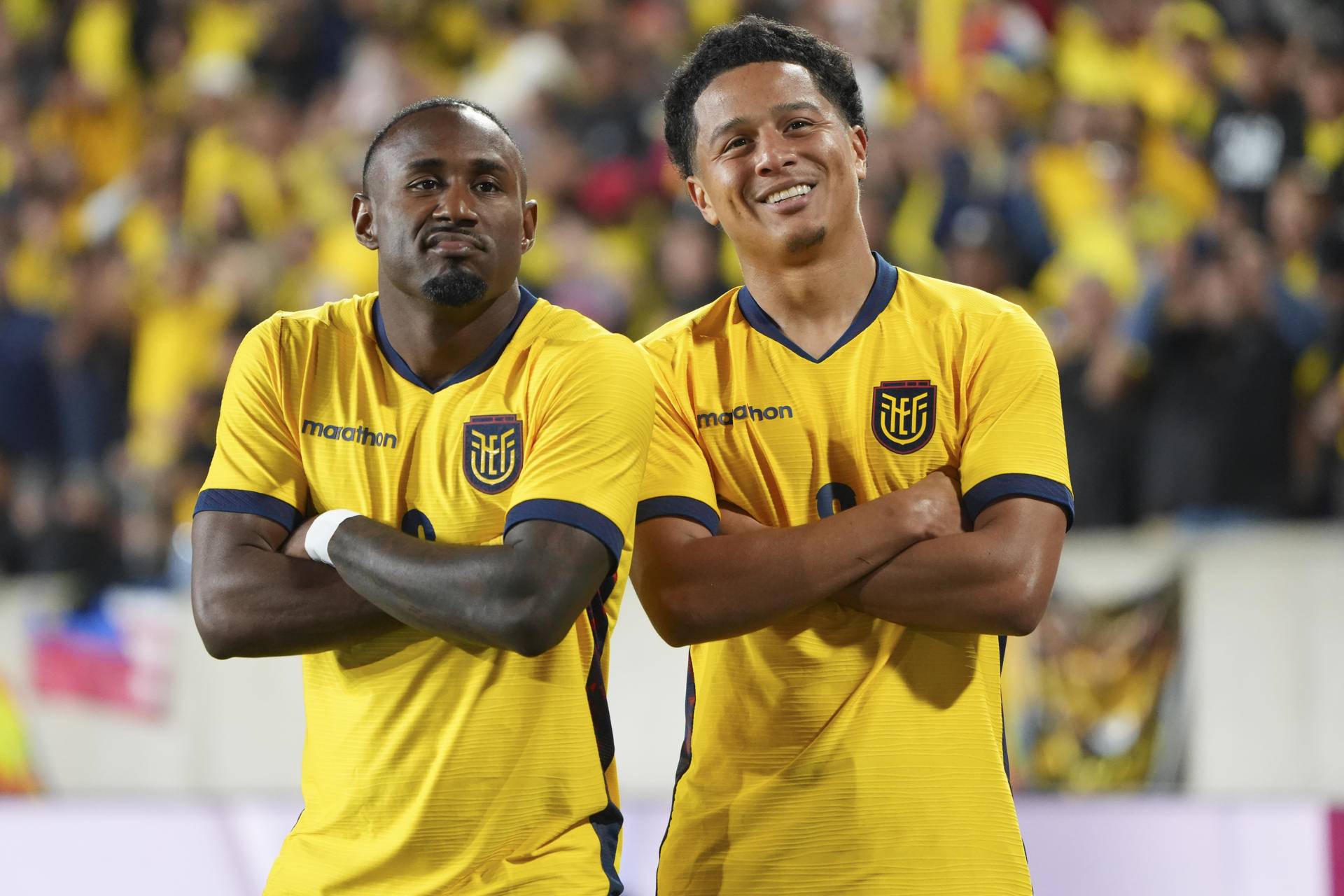 John Yeboah (i) y Anthony Valencia celebran este sábado la victoria por 2-1 de la selección de Ecuador en partido amistoso con la de Arabia Saudí jugado en el estadio Sports Illustrated de Nueva Jersey. EFE/ Ángel Colmenares.