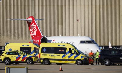 Ambulancias llevan pacientes al aeropuerto de Schiphol, cerca de Ámsterdam, el 7 de mayo de 2026. EFE/EPA/MICHEL VAN BERGEN