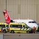 Ambulancias llevan pacientes al aeropuerto de Schiphol, cerca de Ámsterdam, el 7 de mayo de 2026. EFE/EPA/MICHEL VAN BERGEN