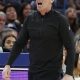 Fotografía tomada el 3 de abril de 2026 a Kenny Atkinson, entrenador estadounidense y con ciudadanía española, que este domingo SE ha clasificado con sus Cleveland Cavaliers las semifinales de la Conferencia Este de la NBA. EFE/EPA/JOHN G. MABANGLO SHUTTERSTOCK OUT