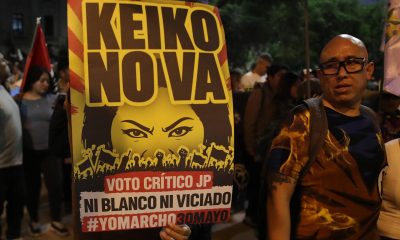 Personas sostienen carteles con la imagen de la candidata presidencial derechista Keiko Fujimori este sábado, durante una manifestación en su contra en Lima (Perú). EFE/ Paolo Aguilar
