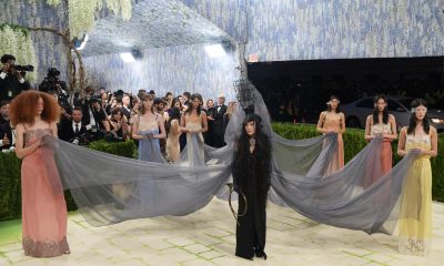 La cantante estadounidense Madonna posa este lunes, durante la alfombra blanca de la Met Gala, en Nueva York (EE.UU.). La Met Gala inició con una actuación de un grupo de cantantes y bailarines que interpretó 'I Wanna Dance with Somebody', de Whitney Houston antes de dar paso a un desfile de celebridades. EFE/ Octavio Guzmán