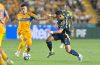 Juan Brunetta (i) de Tigres disputa el balón con Cristian Espinoza de Nashville SC este martes, en un partido de la semifinal de la Copa de Campeones Concacaf en el estadio Universitario en San Nicolás de los Garza (México). EFE/ Miguel Sierra
