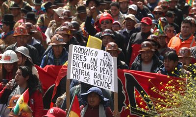 Fotografía de archivo fechada el 05 de enero de 2026 que muestra a personas manifestándose en contra del gobierno durante una marcha convocada por la Central Obrera Boliviana (COB) en La Paz (Bolivia). . EFE/ Luis Gandarillas