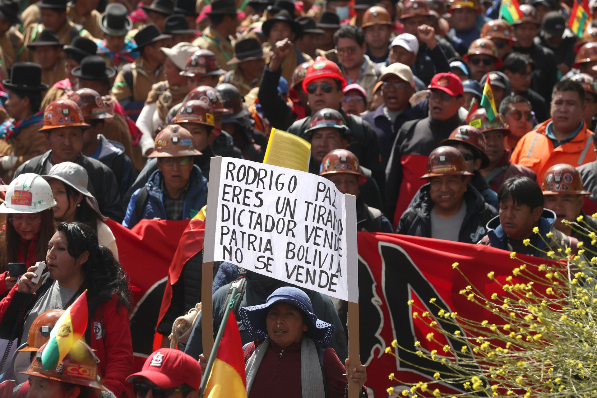 Fotografía de archivo fechada el 05 de enero de 2026 que muestra a personas manifestándose en contra del gobierno durante una marcha convocada por la Central Obrera Boliviana (COB) en La Paz (Bolivia). . EFE/ Luis Gandarillas