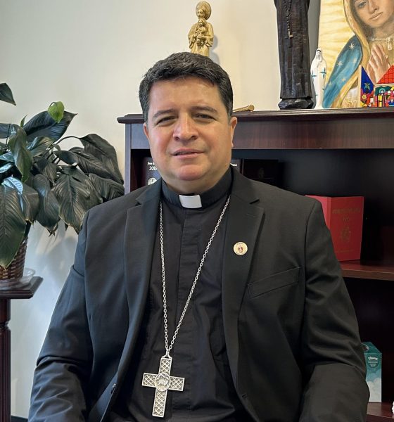 El recién nombrado obispo de la diócesis de Wheeling‑Charleston, el salvadoreño Evelio Menjívar, posa durante una entrevista con EFE el jueves, en Washington (Estados Unidos). EFE/ Leonor Trinidad