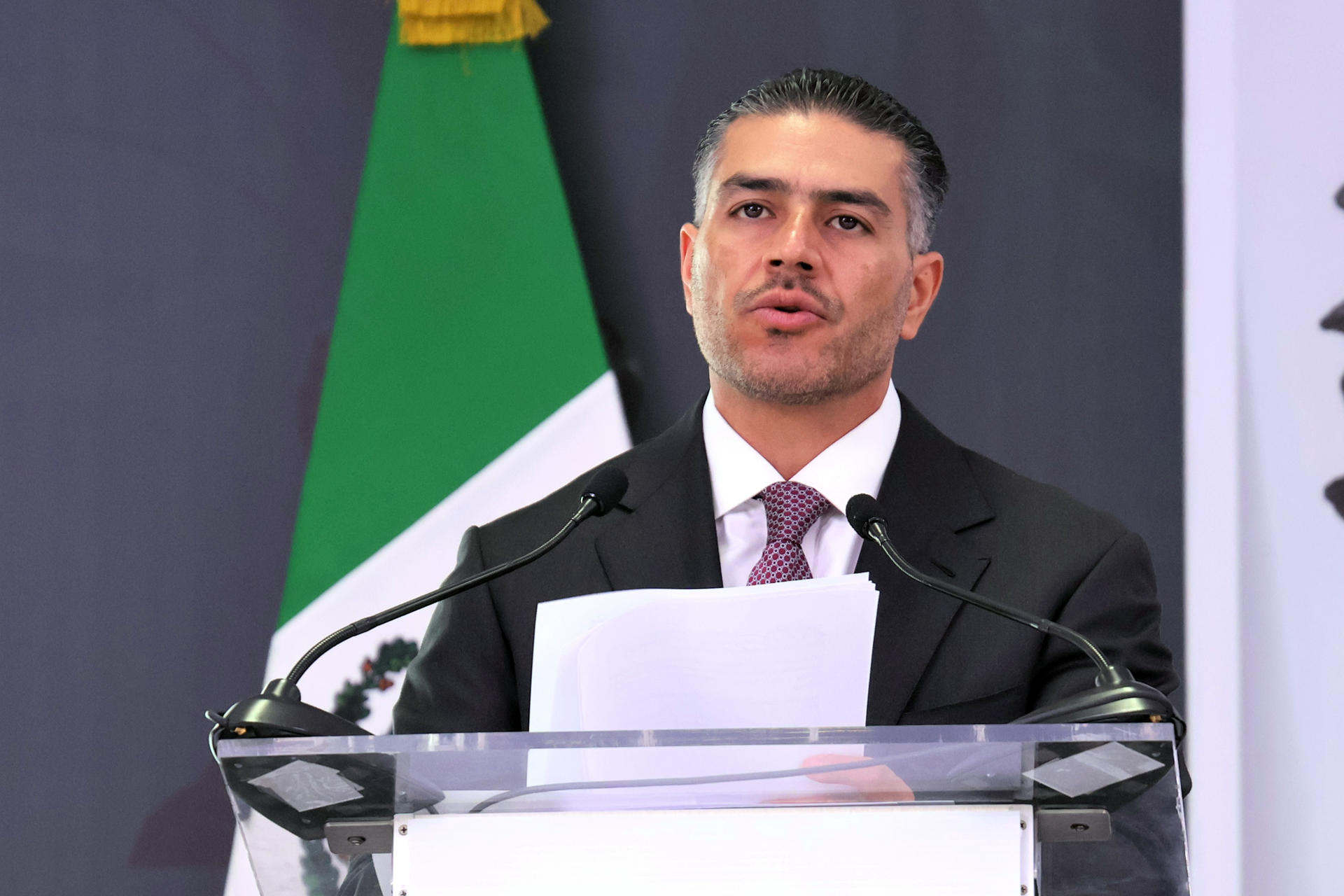 El secretario de Seguridad y Protección Ciudadana de México, Omar García Harfuch, habla durante una rueda de prensa en Culiacán, Sinaloa (México). EFE/ Madla Hartz