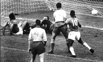 Estocolmo, 29 de Junio de 1958. El jugador brasileño Pele (d), marca uno de los goles que consiguió ante la selección de fútbol de Suecia. La final fue ganada por el equipo brasileño con un marcador de 5-2 . EFE/GDU