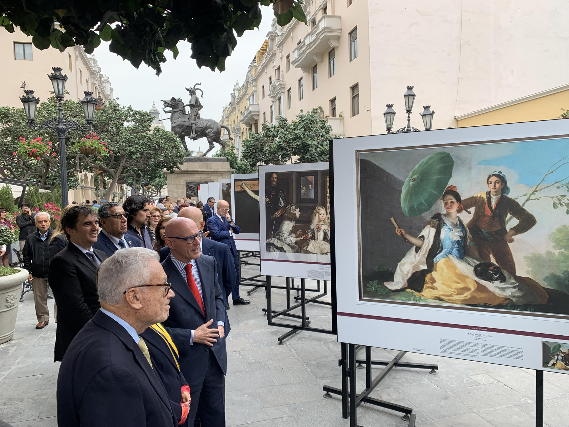 El embajador de España en Perú, Alejandro Abellán (2-i), inaugura la exposición al aire libre del Museo del Prado, donde se exhiben muestras de algunas de las obras más representativas del emblemático museo español, este lunes, en Lima (Perú). EFE/Paula Bayarte
