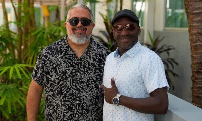 Los cofundadores del grupo Cortadito José Elías (i) y Julio César Rodríguez posan durante una entrevista con EFE este jueves, en Miami Beach, Florida (Estados Unidos). EFE/ Alberto Boal