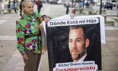 Carmen Navas, la madre de Víctor Hugo Quero Navas, quien fue detenido hace más de un año en Venezuela, sostiene un cartel exigiendo conocer el paradero de su hijo, de 51 años, y comprobar si se encuentra vivo, este lunes en Caracas (venezuela). EFE/ Miguel Gutiérrez