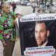 Carmen Navas, la madre de Víctor Hugo Quero Navas, quien fue detenido hace más de un año en Venezuela, sostiene un cartel exigiendo conocer el paradero de su hijo, de 51 años, y comprobar si se encuentra vivo, este lunes en Caracas (venezuela). EFE/ Miguel Gutiérrez