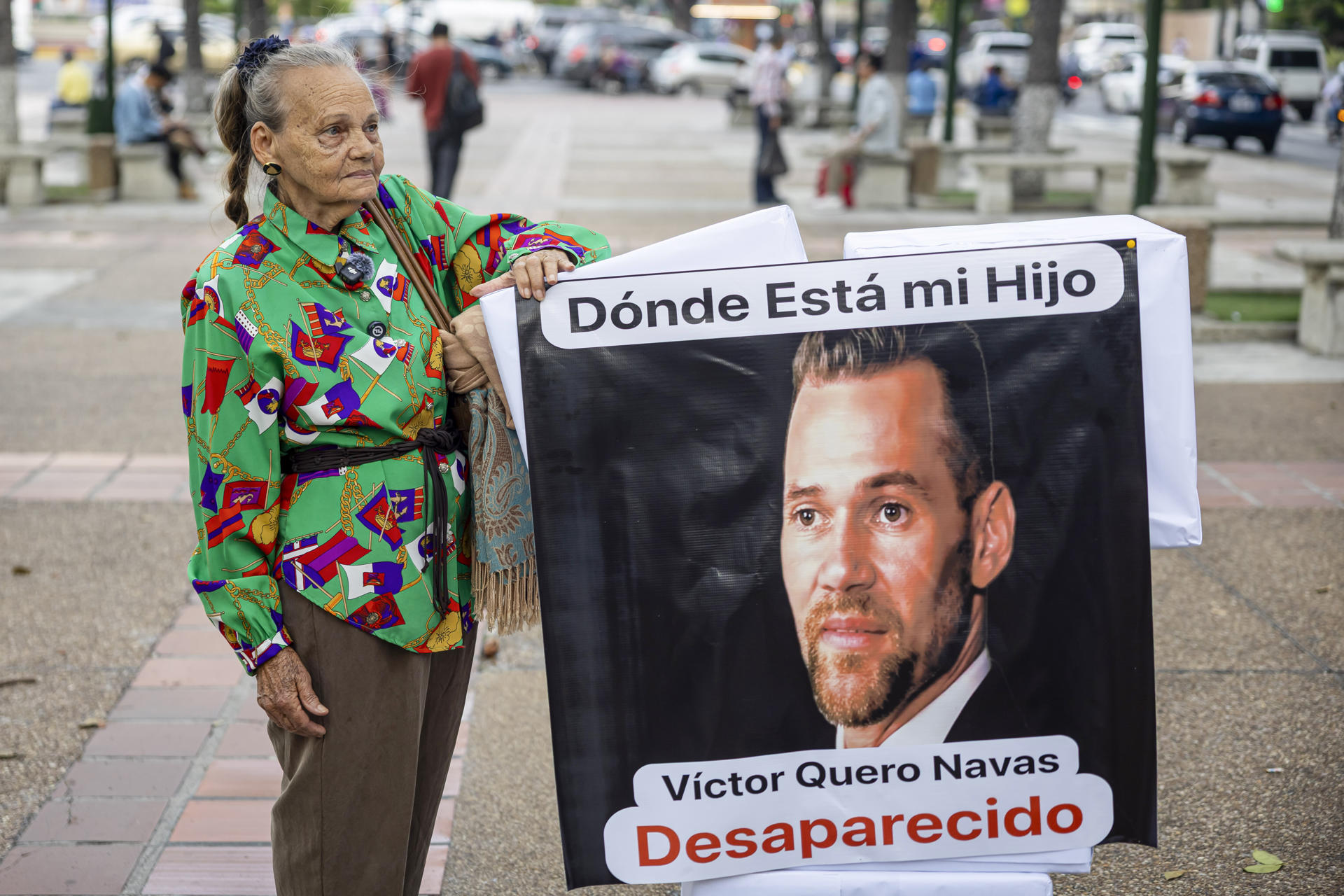Carmen Navas, la madre de Víctor Hugo Quero Navas, quien fue detenido hace más de un año en Venezuela, sostiene un cartel exigiendo conocer el paradero de su hijo, de 51 años, y comprobar si se encuentra vivo, este lunes en Caracas (venezuela). EFE/ Miguel Gutiérrez