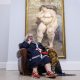 - La artista y modelo británica Sue Tilley posa junto al cuadro titulado Durmiendo junto a la alfombra del león, del pintor británico Lucian Freud, para el cual ella misma posó. La obra saldrá a subasta por primera vez el 24 de junio de 2026 en Londres y se espera que alcance un precio de entre 25 y 35 millones de libras esterlinas. EFE/TOLGA AKMEN