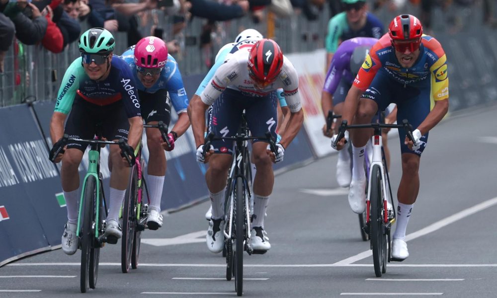 El francés Paul Magnier (c) gana la primera etapa del Giro de Italia por delante del danés Tobias Lund Andresen (i) EFE/EPA/BORISLAV TROSHEV
