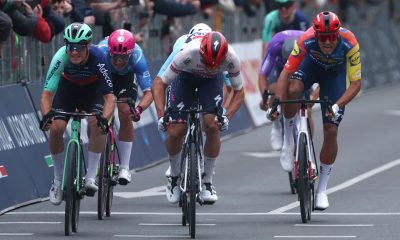 El francés Paul Magnier (c) gana la primera etapa del Giro de Italia por delante del danés Tobias Lund Andresen (i) EFE/EPA/BORISLAV TROSHEV