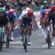El francés Paul Magnier (c) gana la primera etapa del Giro de Italia por delante del danés Tobias Lund Andresen (i) EFE/EPA/BORISLAV TROSHEV