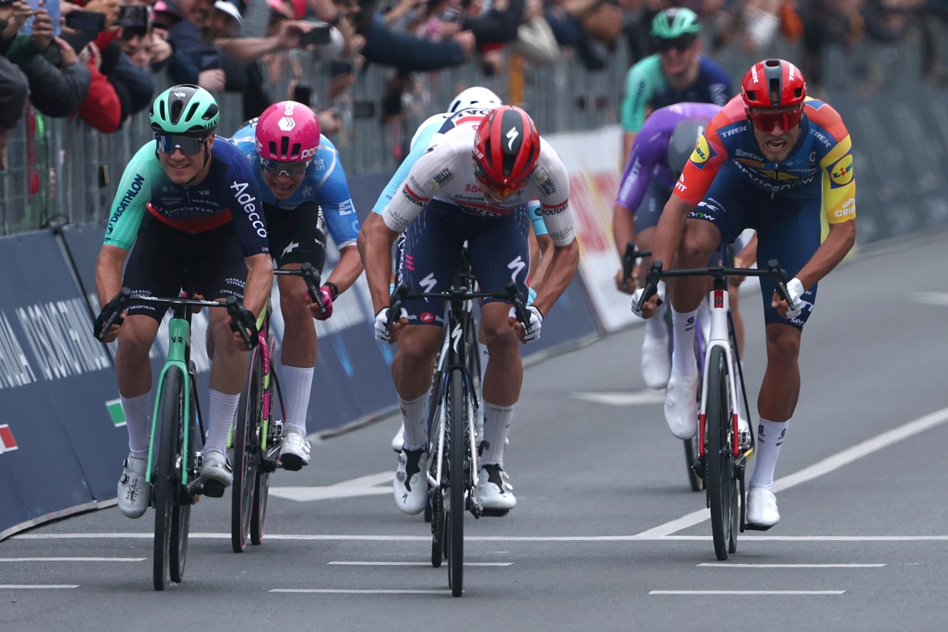 El francés Paul Magnier (c) gana la primera etapa del Giro de Italia por delante del danés Tobias Lund Andresen (i) EFE/EPA/BORISLAV TROSHEV