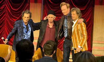 Los integrantes de la mítica banda de rock inglesa The Rolling Stones, Mick Jagger (d), Ronnie Wood (i), y Keith Richards (2-i), posan junto al presentador Conan O'Brien durante la presentación de su nuevo disco, 'Foreign Tongues' que saldrá a la venta el 10 de julio y del que ofrecieron un adelanto este martes, en Nueva York (EE.UU.). EFE/Jesús Centeno