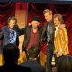 Los integrantes de la mítica banda de rock inglesa The Rolling Stones, Mick Jagger (d), Ronnie Wood (i), y Keith Richards (2-i), posan junto al presentador Conan O'Brien durante la presentación de su nuevo disco, 'Foreign Tongues' que saldrá a la venta el 10 de julio y del que ofrecieron un adelanto este martes, en Nueva York (EE.UU.). EFE/Jesús Centeno