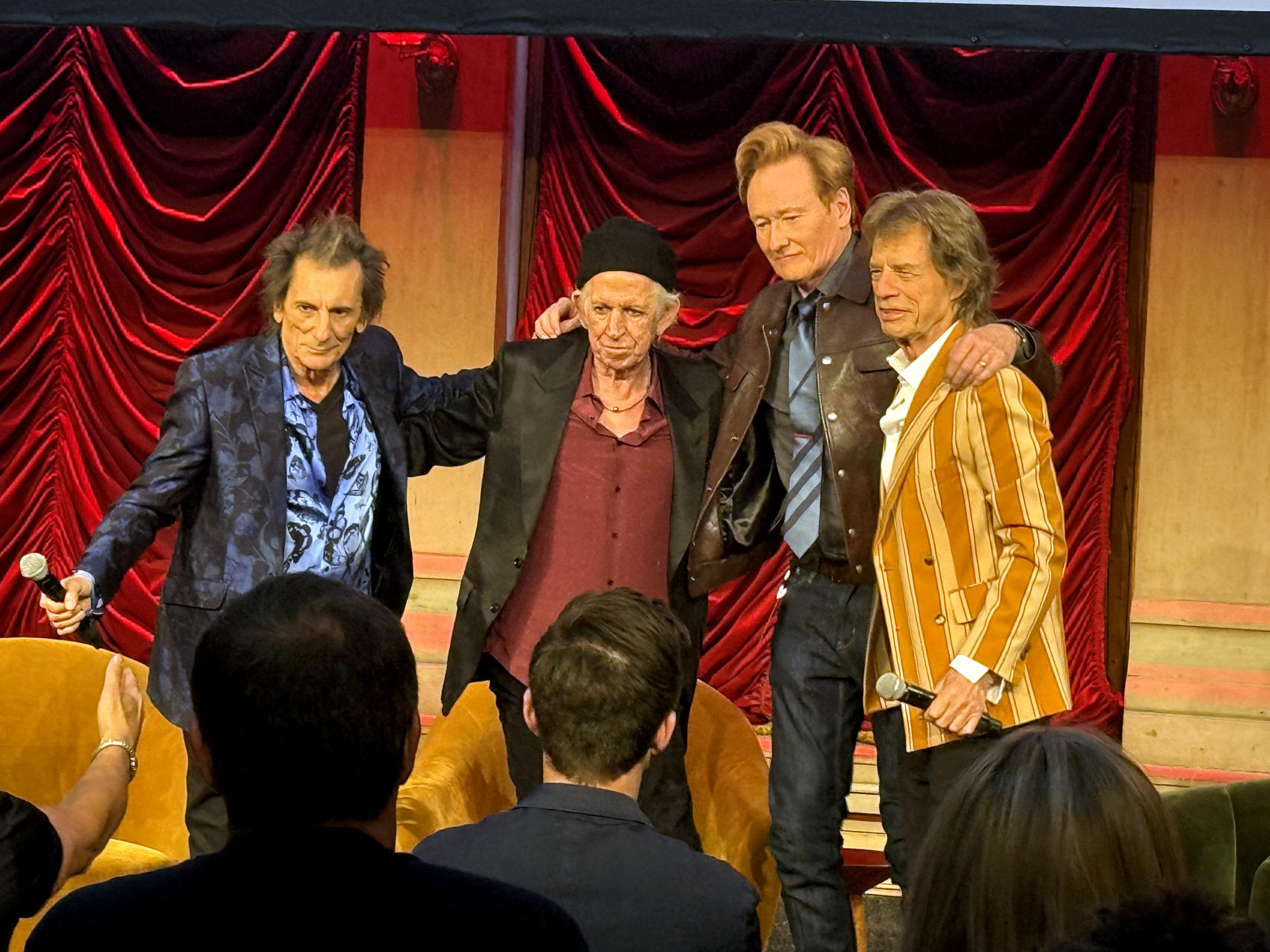 Los integrantes de la mítica banda de rock inglesa The Rolling Stones, Mick Jagger (d), Ronnie Wood (i), y Keith Richards (2-i), posan junto al presentador Conan O'Brien durante la presentación de su nuevo disco, 'Foreign Tongues' que saldrá a la venta el 10 de julio y del que ofrecieron un adelanto este martes, en Nueva York (EE.UU.). EFE/Jesús Centeno