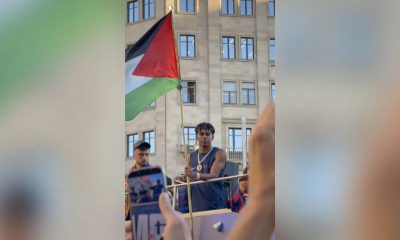 El delantero del Barcelona Lamine Yamal ondeó este lunes una bandera de Palestina durante la rúa de celebración del título de LaLiga, en la que unas 750.000 personas, según la Guardia Urbana, acompañaron al equipo azulgrana por las calles de la capital catalana. EFE/videoaficionada @Nuriacamera