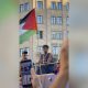El delantero del Barcelona Lamine Yamal ondeó este lunes una bandera de Palestina durante la rúa de celebración del título de LaLiga, en la que unas 750.000 personas, según la Guardia Urbana, acompañaron al equipo azulgrana por las calles de la capital catalana. EFE/videoaficionada @Nuriacamera