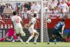 El centrocampista del Espanyol Edu Expósito (d) intenta un lanzamiento durante el partido de LaLiga entre el Sevilla y el Espanyol, en el estadio Sanchez Pizjuan de Sevilla. EFE/José Manuel Vidal
