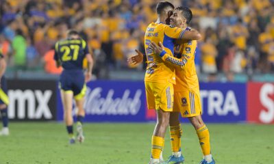 Jugadores de Tigres celebran este martes, al finalizar un partido de la semifinal de la Copa de Campeones Concacaf en el estadio Universitario en San Nicolás de los Garza (México). EFE/ Miguel Sierra