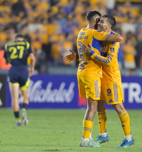 Jugadores de Tigres celebran este martes, al finalizar un partido de la semifinal de la Copa de Campeones Concacaf en el estadio Universitario en San Nicolás de los Garza (México). EFE/ Miguel Sierra