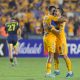 Jugadores de Tigres celebran este martes, al finalizar un partido de la semifinal de la Copa de Campeones Concacaf en el estadio Universitario en San Nicolás de los Garza (México). EFE/ Miguel Sierra