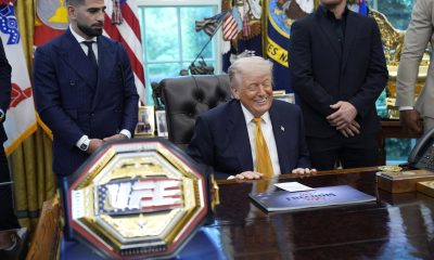 El presidente de Estados Unidos, Donald Trump, se reúne con luchadores de la UFC en el Despacho Oval de la Casa Blanca en Washington, DC. EFE/EPA/YURI GRIPAS / POOL