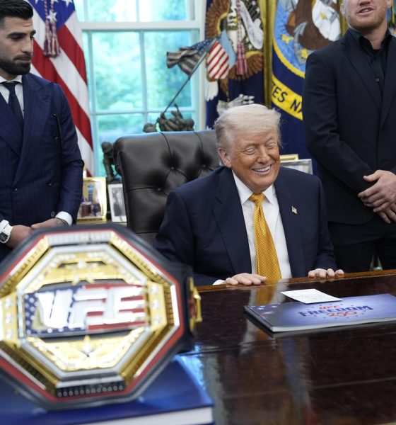 El presidente de Estados Unidos, Donald Trump, se reúne con luchadores de la UFC en el Despacho Oval de la Casa Blanca en Washington, DC. EFE/EPA/YURI GRIPAS / POOL