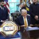 El presidente de Estados Unidos, Donald Trump, se reúne con luchadores de la UFC en el Despacho Oval de la Casa Blanca en Washington, DC. EFE/EPA/YURI GRIPAS / POOL