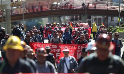 Integrantes de la Central Obrera Boliviana (COB) participan en una protesta contra la gestión del Gobierno este martes, en La Paz (Bolivia). EFE/Luis Gandarillas