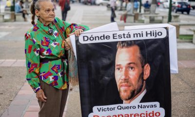 Fotografía publicada en la cuenta en la red X del senador por Florida y presidente del Comité Especial del Senado de los Estados Unidos sobre el Envejecimiento, Rick Scott, donde aparece Carmen, la madre del preso político Víctor Hugo Quero Navas, sosteniendo un cartel durante la búsqueda de su hijo. EFE/@SenRickScott /SOLO USO EDITORIAL /NO VENTAS /SOLO DISPONIBLE PARA ILUSTRAR LA NOTICIA QUE ACOMPAÑA /CRÉDITO OBLIGATORIO