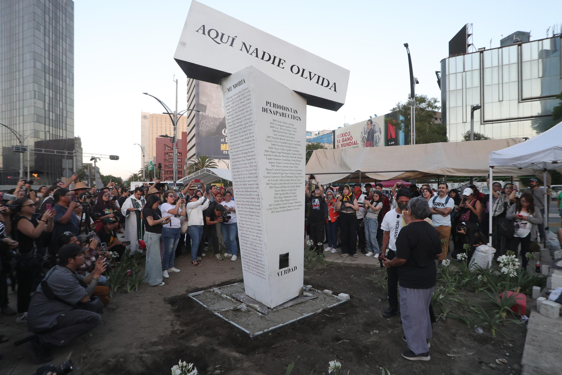 Familiares y amigos de comunicadores asesinados y desaparecidos develan un antimonumento este sábado, en Ciudad de México (México). EFE/ Madla Hartz