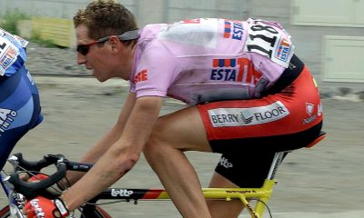 Fotografía de archivo del 22 de mayo de 2001, en la que puede verse al ciclista belga Rik Verbrugghe, entonces vistiendo la 'maglia' rosa de líder del Giro de Italia. EFE