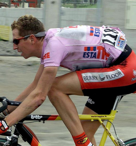 Fotografía de archivo del 22 de mayo de 2001, en la que puede verse al ciclista belga Rik Verbrugghe, entonces vistiendo la 'maglia' rosa de líder del Giro de Italia. EFE