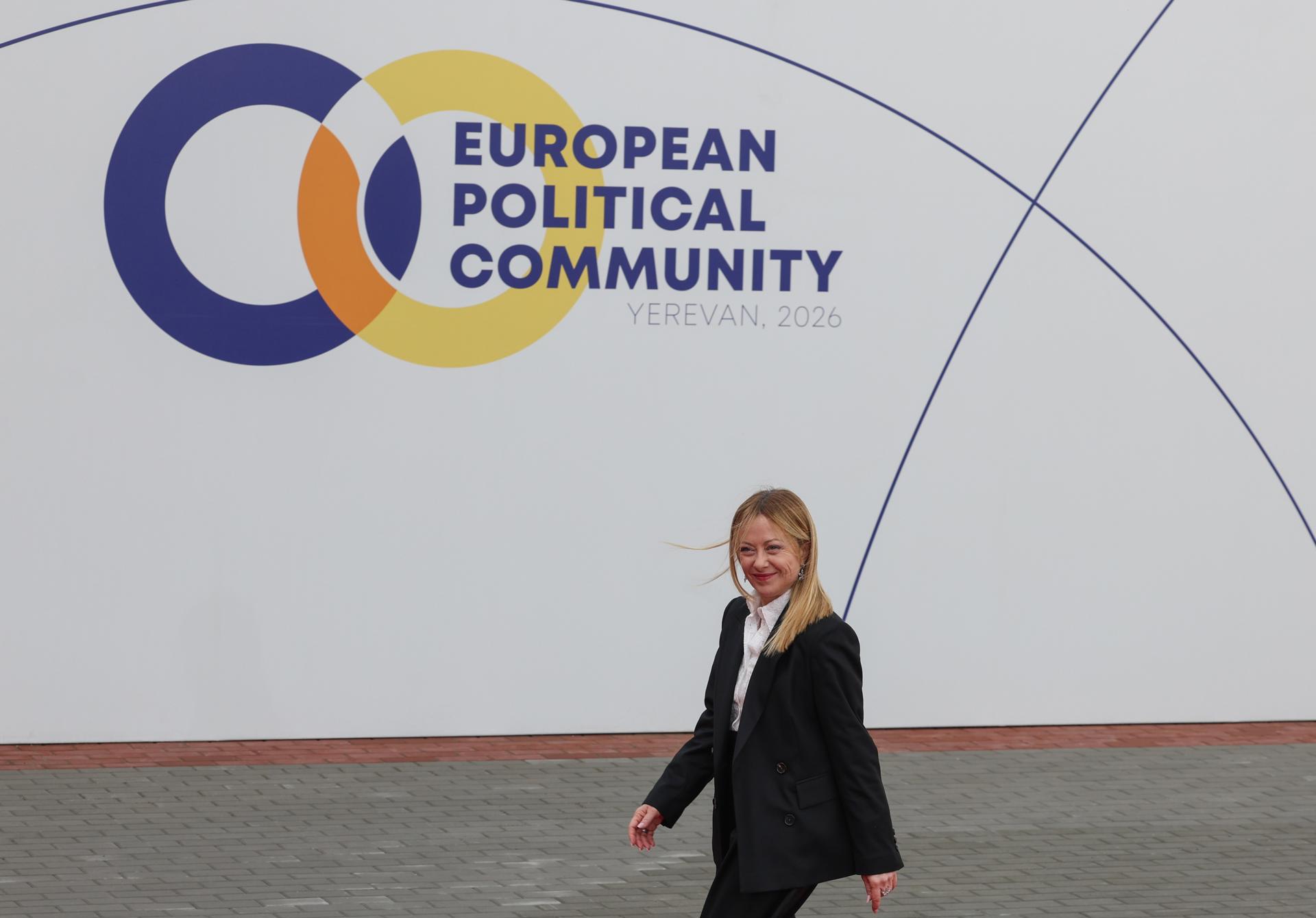 La Primera Ministra de Italia, Giorgia Meloni, llega a una reunión de la Comunidad Política Europea en Ereván, Armenia, el 04 de mayo de 2026. La cumbre se desarrolla en la capital armenia, con temas que incluyen la seguridad europea en el contexto de la economía y la energía. (Italia) EFE/EPA/HAYK BAGHDASARYAN