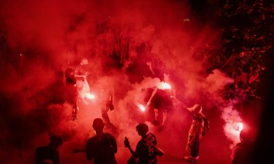 Aficionados del PSG festejan, en el Parque de los Príncipes, la conquista de la Liga de Campeones. EFE/EPA/VALENTINA CAMU
