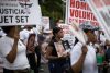 Sobrevivientes, familiares de víctimas y simpatizantes participan una marcha este domingo, para exigir una recalificación jurídica del caso que se le sigue a los hermanos Antonio y Maribel Espaillat por el colapso del techo de la discoteca Jet Set, en Santo Domingo (República Dominicana). EFE/ Orlando Barría
